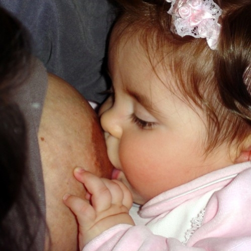 Mulheres com silicone podem amamentar normalmente